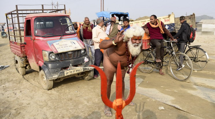 Meztelenül, csupán a péniszét használva húzott el egy furgont egy indiai szerzetes /Fotó: Northfoto