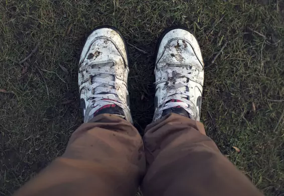 Sezon na mokre i brudne buty otwarty. Ten trik sprawi, że staną się wodoodporne