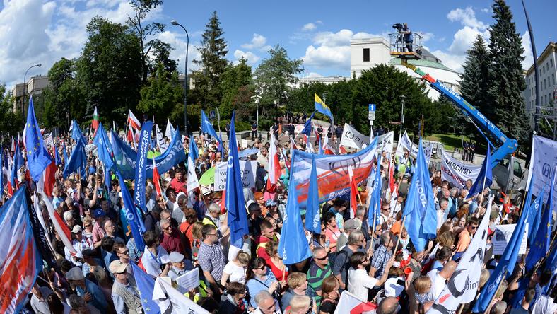Demonstracja przed Sejmem. Opozycja protestuje przeciwko reformie sądownictwa