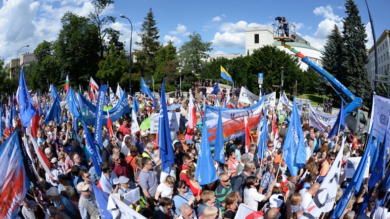 Demonstracja przed Sejmem. Opozycja protestuje przeciwko reformie sądownictwa