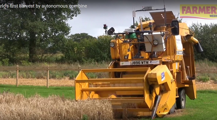 Így zajlott az aratás: a gép emberi irányítás nélkül végezte a munkát/Forrás: Youtube