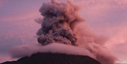 Popiół i błyskawice nad Indonezją. Spektakularna erupcja wulkanu Ruang [ZDJĘCIA]