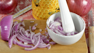 Jak zrobić syrop z cebuli? Jest najlepszy na przeziębienie