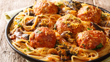 Spaghetti z pulpecikami. Zakochasz się w tym przepisie