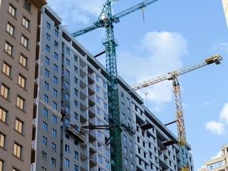 Nowe zasady, które będą obejmować przede wszystkim deweloperów budowlanych, mają uchronić społeczeństwo i miejską tkankę architektoniczną przed zjawiskiem „patologicznego budownictwa”.