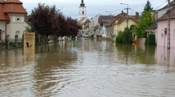 Négy országos napilap összefog az árvízkárosultakért