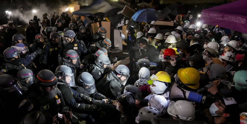 Policja w USA pacyfikuje protesty studentów. Joe Biden odpowiada na krytykę