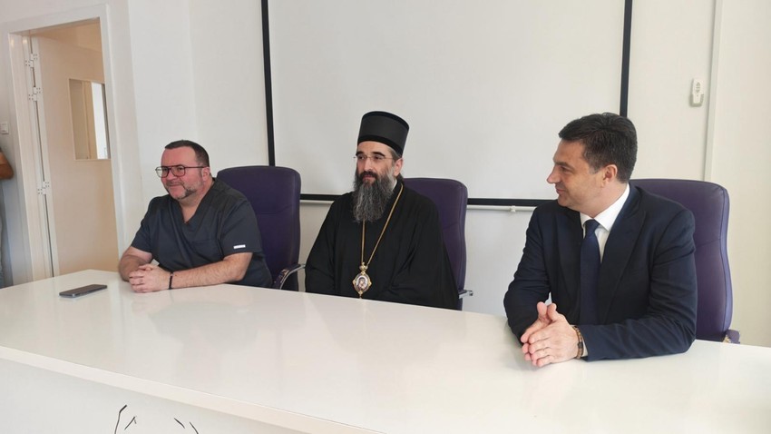 Direktor UKC Niš, gradonačelnik Niša i mmitropolit obišli volontere