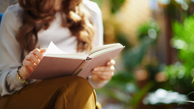 W Polsce kobiety czytają książki częściej niż mężczyźni 
