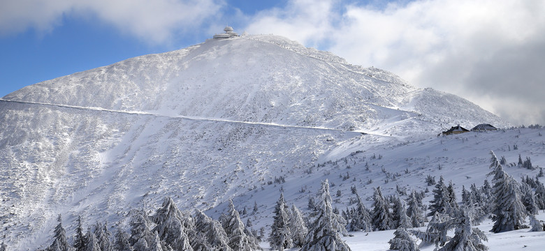 Dobre warunki do uprawiania turystyki górskiej. Ok. 1 m śniegu w Karkonoszach