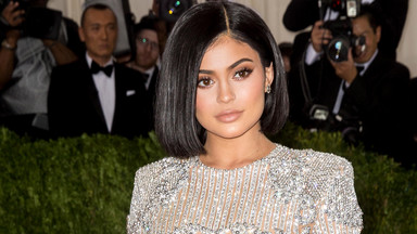 Kylie Jenner w domowej sesji dla Vogue. "Prześcieradło zamiast tła, zdjęcia iPhonem"