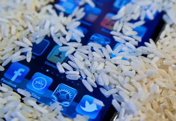 Zasypywanie zalanego telefonu ryżem jest passe. Specjaliści znaleźli lepszy sposób na ratowanie sprzętu