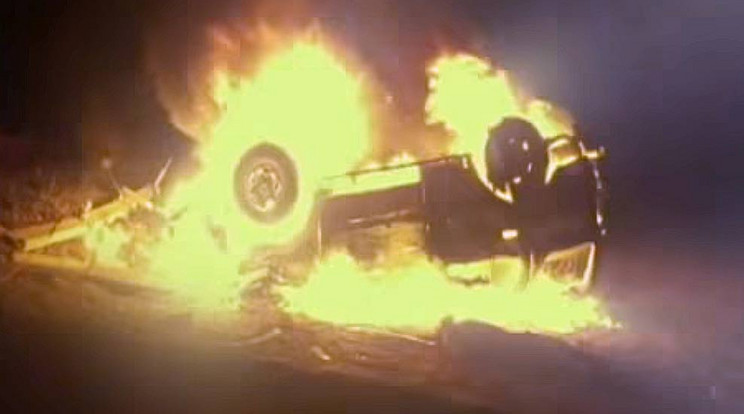 Rájuk gyújtották az autót / Fotó: Youtube