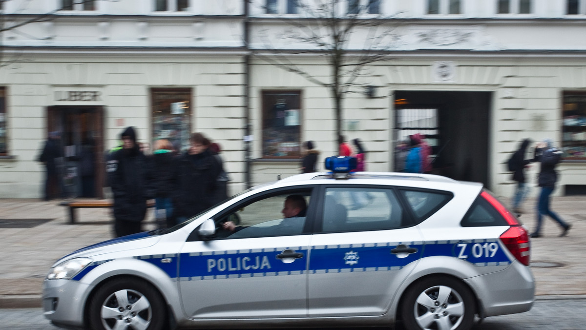 W poniedziałkowy poranek na ulicach Ostrowa Wielkopolskiego doszło do policyjnego pościgu za osobowym Peugeotem. Ranne zostały cztery osoby, dwa radiowozy zostały zniszczone - informuje TVN24.pl.