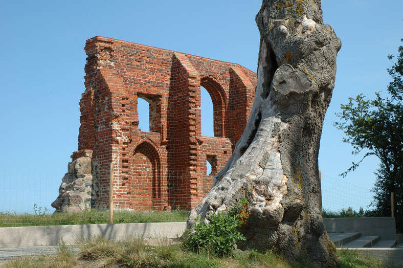 Wiele historii, a raczej legend, narosło także wokół ruin XV-wiecznego, gotyckiego kościoła w Trzęsaczu (jednej z miejscowości gminy Rewal)