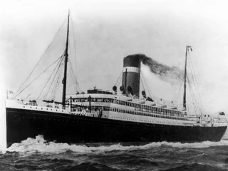 Gdy 14 kwietnia o 23:40 Titanic uderzył w górę lodową, Astorowie byli już w łóżkach. John powiedział żonie, że coś się wydarzyło i że lepiej będzie, jak wstanie, i się ubierze. Sam, szykując się, cały czas zapewniał ją, żeby się nie martwiła, bo przecież Titanic nie może zatonąć. 