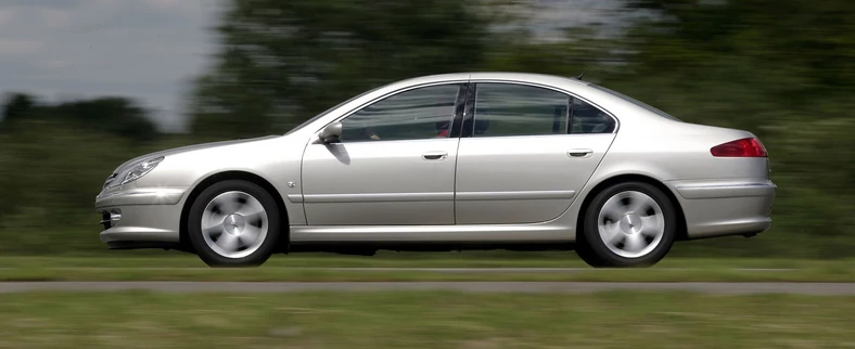 Flagowy sedan Peugeota może pochwalić się długością niespełna 4,9 m.