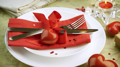 Jak udekorować stół na Walentynki? Dekoracje walentynkowe