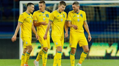 Zmiany na koszulkach Ukrainy tuż przed Euro 2020. UEFA nakazała zakrycie hasła