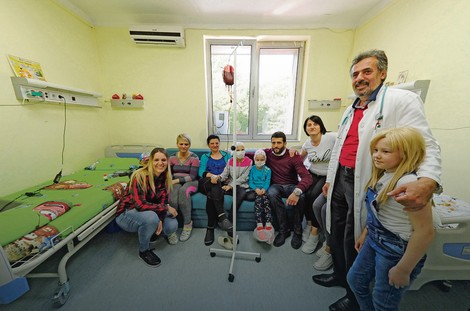 Majka malog Filipa s Aleksandrom Šapićem, doktorom Dragomirom Đokićem i decom u institutu