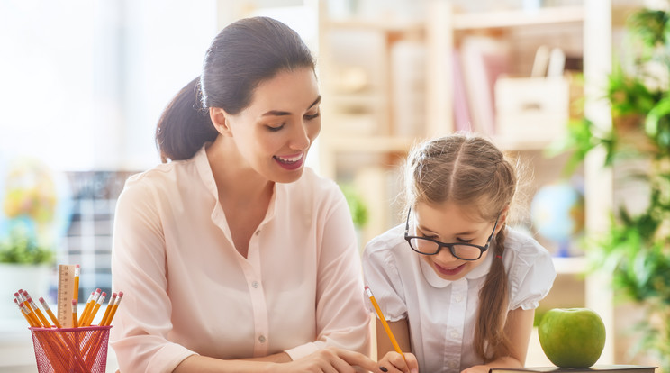 Ha valamit nem ért, biztassuk
arra gyermekünket, hogy kérdezzen rá még az iskolában a
tanártól, ha pedig otthon akad el, segítsünk neki mi magunk /Fotó: Shutterstock