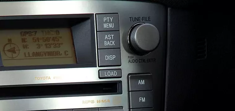 Czy wiesz, do czego służy przycisk PTY w samochodzie? Znajdziesz go przy radiu