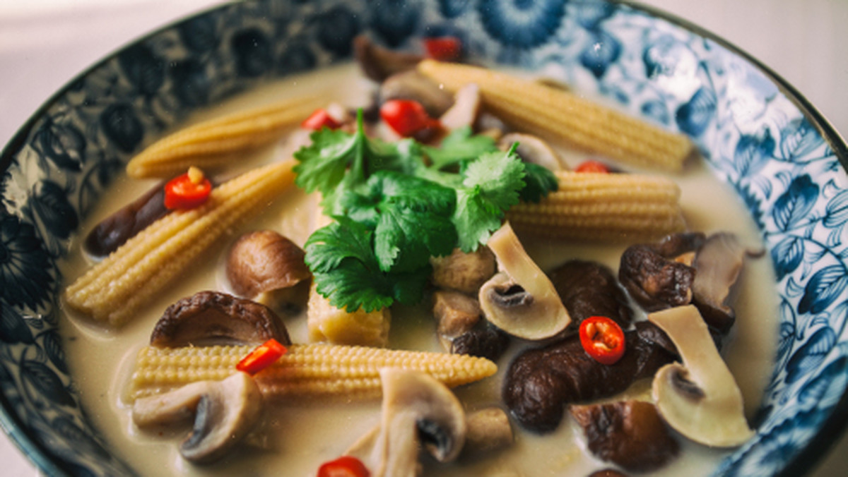 Bazą tajskiej zupy - Tom Kha Hed - jest mieszanka imbiru, trawy cytrynowej, liści limonki kaffir, chili oraz sosu rybnego – z gotowania, których powstaje pyszny bulion, reszta zależy od waszej fantazji.