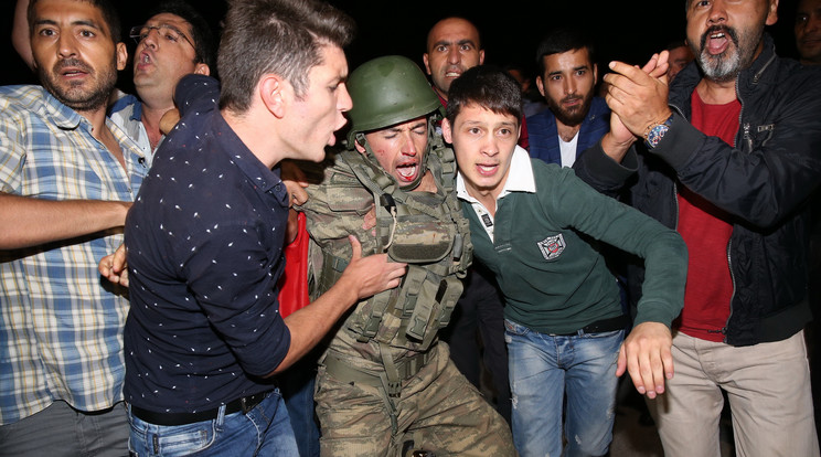 A civilek azonnal letámadták a katonákat /Fotó:AFP