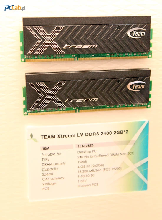 Zestaw modułów pamięci DDR3 2400 MHz Team Xtreem LV. Moduły działają z opóźnieniami 9-10-10-30 przy niskim napięciu 1,65 V