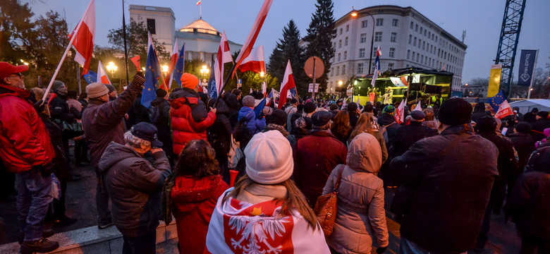 Sondaż "Rzeczpospolitej": co Polacy myślą o ograniczeniach dla dziennikarzy w parlamencie?