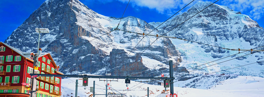 Grindelwald – kursująca od 1912 roku kolejka wspina się na najwyżej położoną stację w Europie na przełęczy Jungfraujoch (3454 m n.p.m.), pokonując po drodze 1393 m różnicy poziomów. 