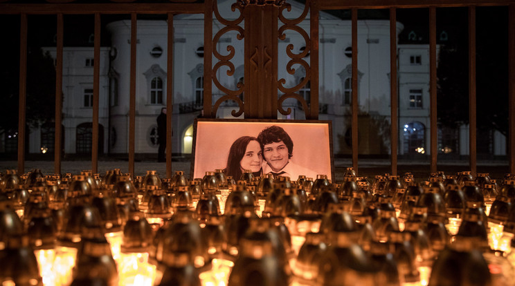 Mécsesek égnek Ján Kuciak újságíró emlékére Pozsonyban / Fotó: MTI EPA Matej Kalina