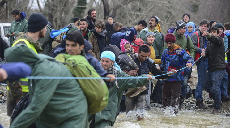  Térdig érő, jeges vízben gázoltak a menekültek egy jobb jövő hitében / Fotó: MTI