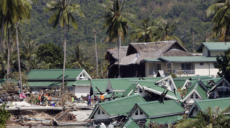 Egy partmenti szállodai tengerbe szakadt romjai a cunamit követően a thaiföldi Ko Phiphin / Fotó: Getty Images