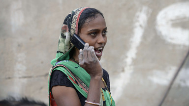 Zakaz używania telefonów komórkowych przez niezamężne kobiety w Indiach