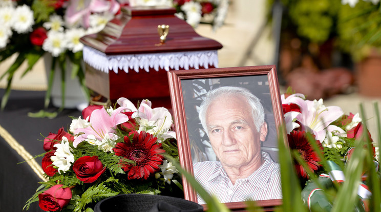 Oláh János portréja az író temetésén Budapesten, a Farkasréti temetőben - Fotó: MTI Koszticsák Szilárd