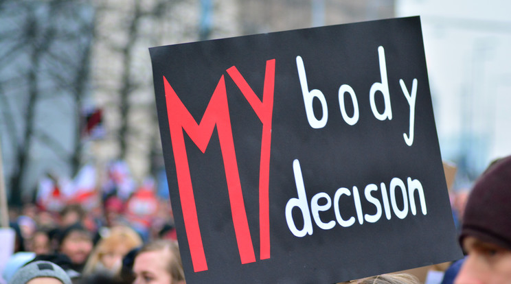 Az én testem, az én döntésem – tábla egy abortusz melletti tüntetésen /Fotó: Shutterstock