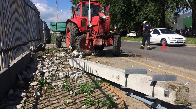Alig 500 méterrel a kerítésrombolás után ezt a villanyoszlopot döntötte ki traktorjával a nagykállói férfi