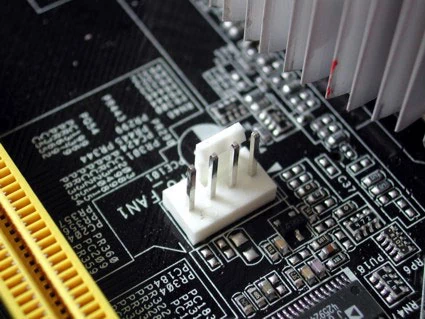 Najpopularniejsze złącze do podłączenia listew LED i wentylatorów - 4-pinowe.