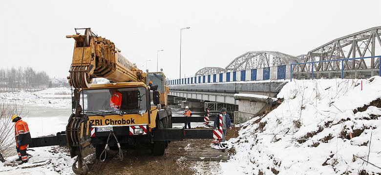 Uhowo: ruszyły przygotowania do budowy mostów na Narwi