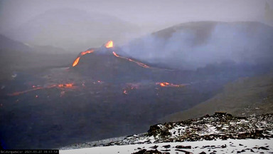 Islandzki wulkan coraz większą atrakcją. Oglądaj erupcję [NA ŻYWO]
