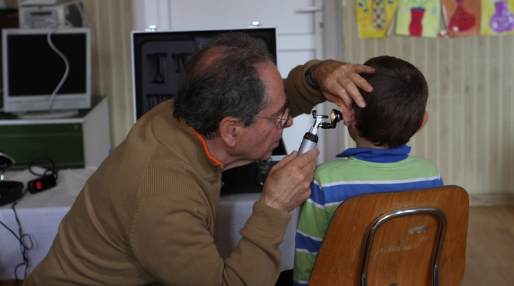 A Nemzetközi Gyermekmentő Szolgálat (NGYSZ) önkéntes orvos-csoportja májusban

egy hét alatt közel 6000 vizsgálatot végzett Erdélyben