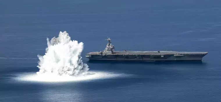 Amerykański lotniskowiec poddany próbie wstrząsowej. Widowiskowe nagranie US Navy