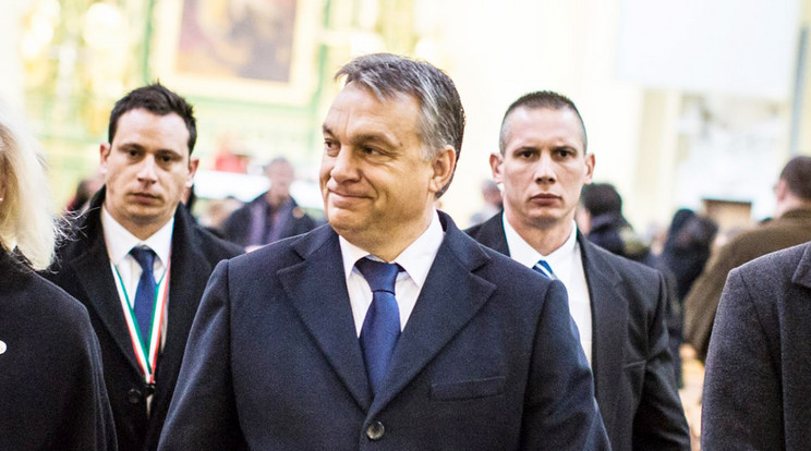 Orbán a szentmise után. Testőrök gyűrűjében / Fotó: Facebook