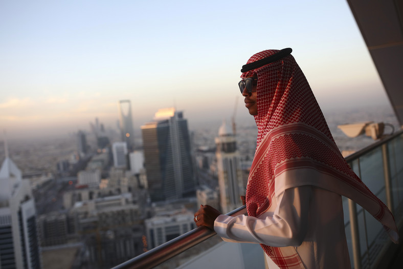Pracownik jednej z firm na tarasie widokowym na 32. piętrze wieżowca Al Faisaliah Tower w Rijadzie, Arabia Saudyjska, 1.12.2016