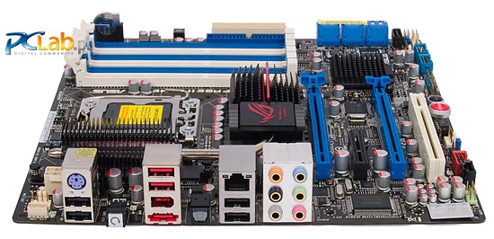 Wśród złączy na panelu wyjściowym znalazł się przycisk do resetowania ustawień BIOS-u. W prawym rogu wlutowany układ SupremeFX X-Fi