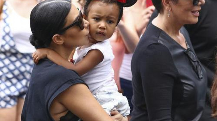 Kim Kardashian kislányával szülinapozott Disneylandben - Fotó!