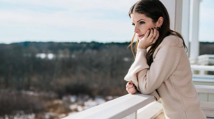 A fiatal színésznő, Anna Kendrick vesekőtől szenved /Fotó: Northfoto