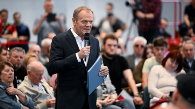 Tusk zakpił z Kaczyńskiego w Tarnobrzegu. Przyniósł teczkę