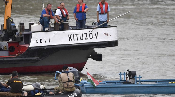 A mentőcsapat tagjai a Kitűző V. hajón a balesetben elsüllyedt Hableány turistahajó közelében /Fotó: MTI/Máthé Zoltán